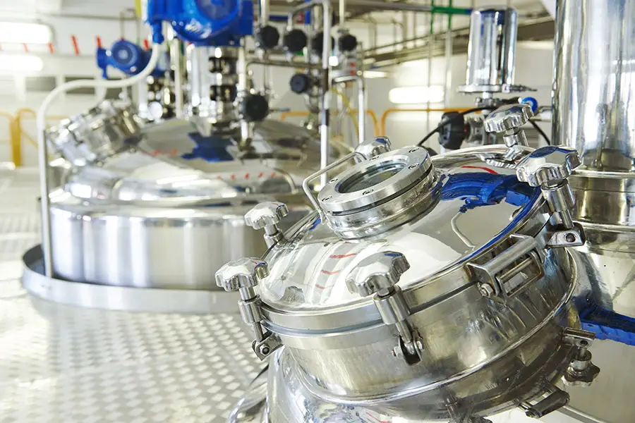 La divisione Chimica nasce per la commercializzazione di lubrificanti, oli e altri prodotti destinati all’industria vetraria.